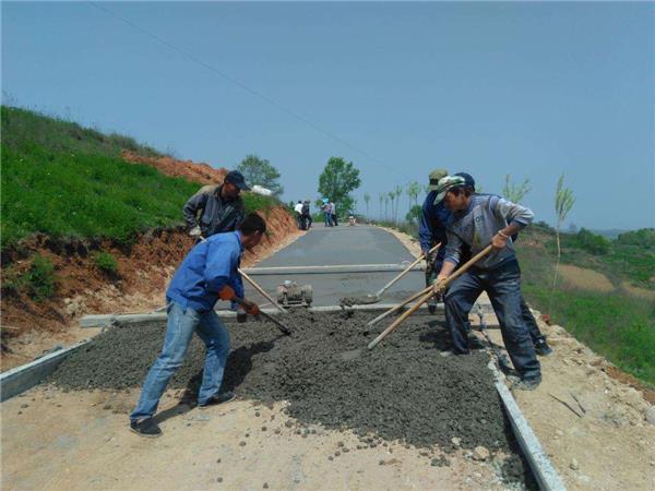 農(nóng)村公路修建現(xiàn)場(chǎng)